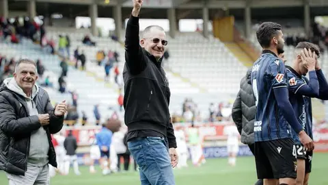Jos&eacute; Juan Romero celebrando la victoria en el Estadio Reino de Le&oacute;n. Foto: Zaki / AD Ceuta FC