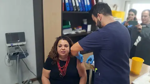 Vacunaci&oacute;n de la delegada del Gobierno, Cristina P&eacute;rez, en el Centro de Salud de Otero / C&eacute;sar Mart&iacute;n
