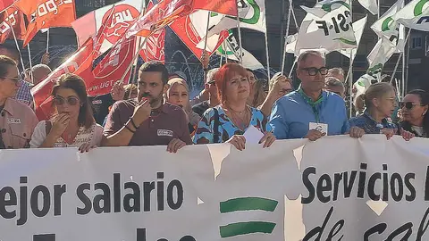 Concentraci&oacute;n de los sindicatos en la plaza de los Reyes / C&eacute;sar Mart&iacute;n