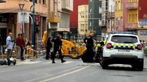 Agentes de la Polic&iacute;a Local atienden a la mujer v&iacute;ctima del atropello
