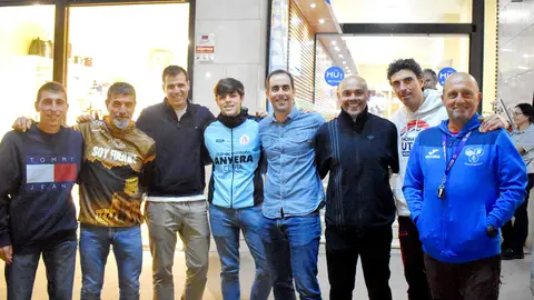 Selecci&oacute;n de Ceuta de Marcha N&oacute;rdica en la recogida de dorsales. Foto: Rafa B&aacute;ez