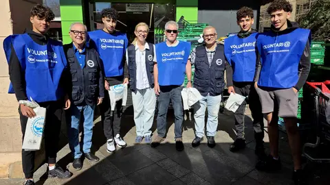 Pedro Mariscal junto a los voluntarios que est&aacute;n recogiendo alimentos en la plaza de los Reyes / Laura Ortiz