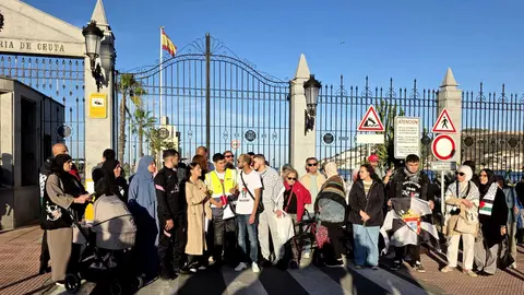 Concentraci&oacute;n a las puertas del Muelle Espa&ntilde;a / Laura Ortiz