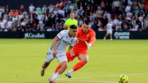 Aisar se marcha de Andr&eacute;s Fern&aacute;ndez en el encuentro entre la AD Ceuta FC y el Almer&iacute;a. Foto: Abdeselam Mohamed