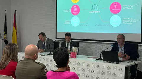 La presentaci&oacute;n del estudio sobre el impacto econ&oacute;mico que genera la Universidad de Granada en la econom&iacute;a local ha tenido lugar este martes en la Bilblioteca Adolfo Su&aacute;rez./Alma Palomino