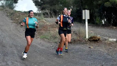 Parte del equipo femenino de la COMGECEU entrenando en la pista de La Lastra. Foto: Rafa B&aacute;ez