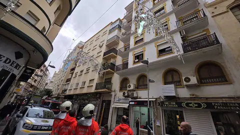 Desprendimiento de cascotes frente a la calle Echegarary / Laura Ortiz
