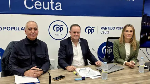 Javier Celaya, junto a Abdelhakim Abdeselam y Cristina D&iacute;az durante la comparecencia de este lunes en la sede del PP / Laura Ortiz