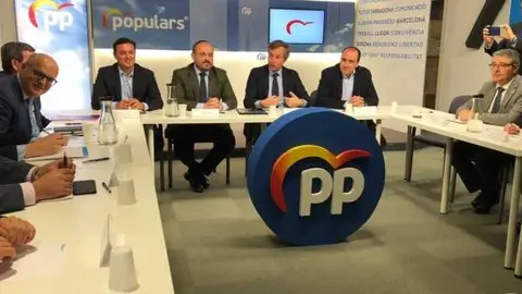 De frente, a la izquierda, el Presidente de la Diputaci&oacute;n de Almer&iacute;a, Javier Aureliano Garc&iacute;a, junto a otros representantes populares / Foto: PP