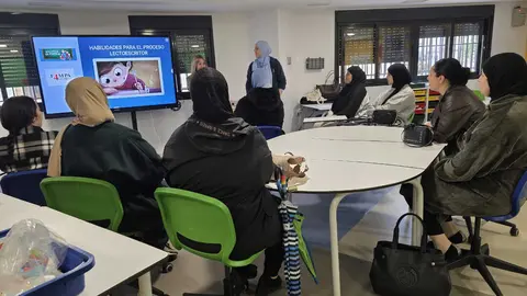 FAMPA Cuatro Culturas ha celebrado&nbsp;un taller de lectoescritura dentro de su programa 'Escuela de Familias',