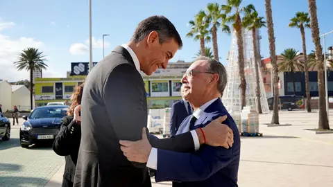 Pedro S&aacute;nchez saluda a Juan Vivas en el Puerto de Ceuta
