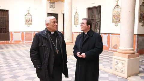 Ex Obispo de Ceuta y C&aacute;diz, Rafael Zornoza (Izda) y Administrador Apost&oacute;lico a Mons. Ram&oacute;n Dar&iacute;o Valdivia (Dcha)