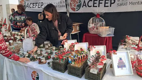 Mercadillo solidario de ACEFEP en  Paseo del Revell&iacute;n / C&eacute;sar Mart&iacute;n