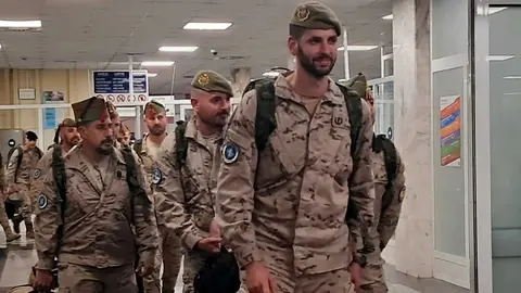 Los militares ceuties llegando esta madrugada a la Estaci&oacute;n Mar&iacute;tima _ C&eacute;sar Mart&iacute;n