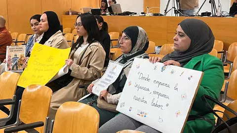 Protesta de t&eacute;cnicas de Educaci&oacute;n en el Pleno de la Asamblea