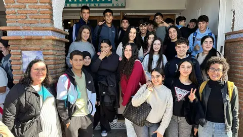 Los alumnos del Siete Colinas a las puertas de los multicines Marina / Instituto Siete Colinas