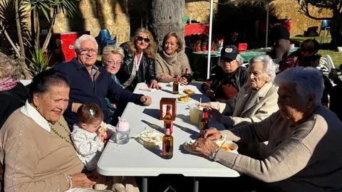 Los usuarios de la Fundaci&oacute;n Gallardo y sus familiares disfrutan del tradicional Potaje Solidario / Alma Palomino