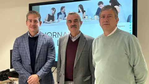 El presidente de la C&aacute;mara de Comercio junto al director provincial del SEPE y el responsable del COE / Alma Palomino