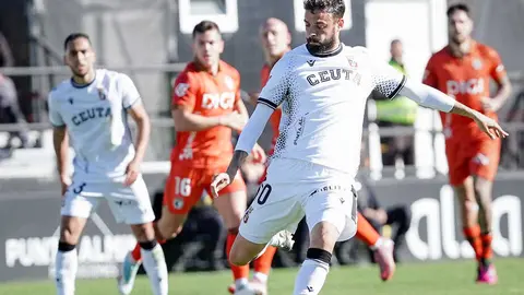 Cristian Rodr&iacute;guez durante el encuentro entre la AD Ceuta FC y el Burgos CF. Foto: Zaki