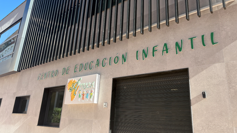 Centro de Educaci&oacute;n Infantil '&Aacute;frica' en la Estaci&oacute;n de Ferrocarril / Alma Palomino