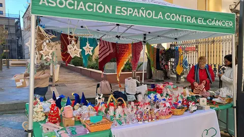 Mercadillo Solidario de AECC en la Plaza de los Reyes / C&eacute;sar Mart&iacute;n