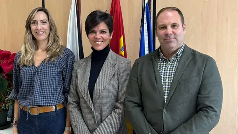 Araceli Garc&iacute;a, gerente del ICD (Izda) Ainara Bernal, presidenta del COLEF (Centro) y Sergio Aguilera Luna, director general de Deporte (dcha)