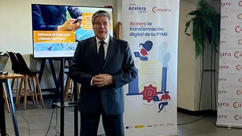 Bartolom&eacute; Borrego durante su charla con una treintena de empresarios ceut&iacute;es