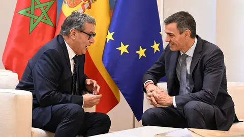 El presidente del Gobierno, Pedro S&aacute;nchez, y el primer ministro de Marruecos, Aziz Akhannouch, durante la reuni&oacute;n que han mantenido en La Moncloa. | Pool Moncloa / Borja Puig de la Bellacasa. La Moncloa, Madrid - 4.12.2025