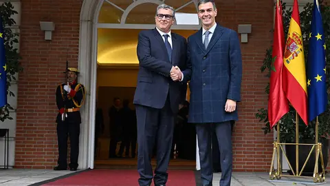 El presidente del Gobierno, Pedro S&aacute;nchez, y el primer ministro de Marruecos, Aziz Akhannouch, durante la reuni&oacute;n que han mantenido en La Moncloa. | Pool Moncloa / Borja Puig de la Bellacasa. La Moncloa, Madrid - 4.12.2025