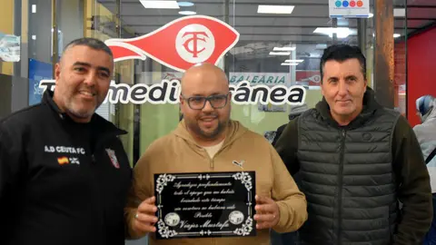 Acto de agradecimiento a Viajes Mustafa por apoyar los desplazamientos de la afici&oacute;n de la AD Ceuta FC. Foto: Rub&eacute;n B&aacute;ez