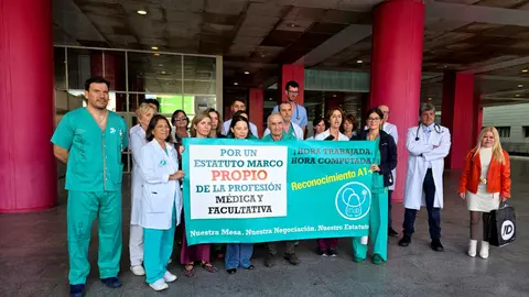 Concentraci&oacute;n de m&eacute;dicos a las puertas del Hospital Universitario / Laura Ortiz