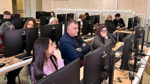 El Siete Colinas acerca la IA al Aula de Mayores de la UGR en un taller intergeneracional / Cedida