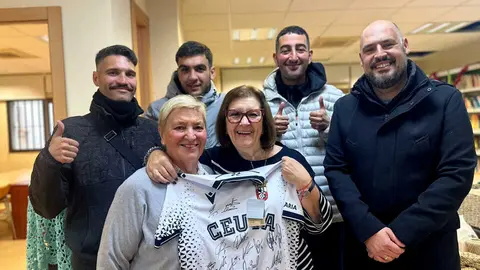 La Fundaci&oacute;n AD Ceuta FC entrega la camiseta firmada del equipo Hypermotion en el Centro del Mayor