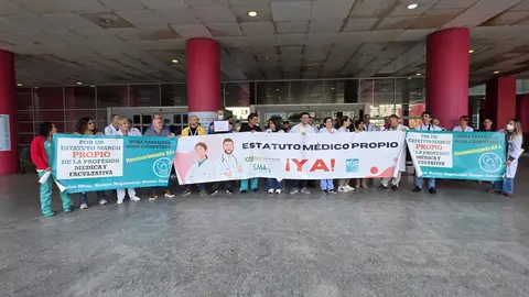 Cuarto d&iacute;a de huelga de m&eacute;dicos a las puertas del Hospital / Laura Ortiz