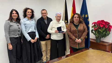 La Delegada del Gobierno felicita a Mar&iacute;a Miaja tras recibir el Premio Estatal de Voluntariado 2025