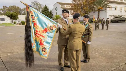Entrega del Estandarte del Regimiento de Caballer&iacute;a Montesa 3 del coronel Ben&eacute;itez al teniente coronel Martel