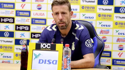 Luis Garc&iacute;a en sala de prensa antes de visitar al Ceuta. Foto: UD Las Palmas.