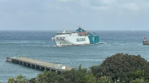 El Buque de Bale&agrave;ria 'Ciudad de Mah&oacute;n' entrando al Puerto de Ceuta