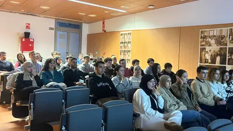 Los estudiantes de ADE convierten el cierre del semestre en una entrega de premios llena de creatividad / Alma Palomino