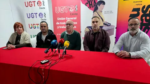 Los representantes del Comit&eacute; de Empresa de Brigadas Verdes junto a los de UGT y CCOO este jueves / Laura Ortiz