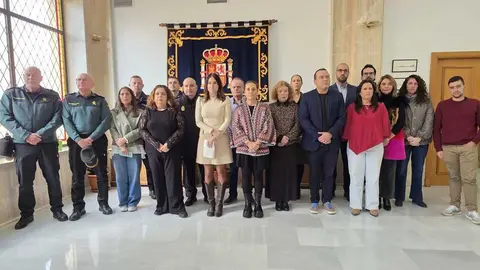 Minuto de silencio en la Delegaci&oacute;n del Gobierno de Ceuta ante dos nuevos asesinatos por violencia de g&eacute;nero. Foto: Laura Ortiz