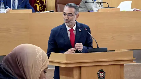 El portavoz del PSOE interpela a la consejera de Hacienda en el Pleno de Presupuestos. Foto: Laura Ortiz