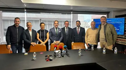 El presidente junto a parte del plenario de la C&aacute;mara de Comercio este viernes / Mohammed Ettouileb