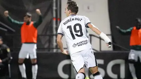 Rub&eacute;n D&iacute;ez celebrando un gol con la camiseta de la AD Ceuta FC.
