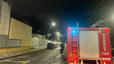 Las llamas marcan la primera madrugada del a&ntilde;o en el Pol&iacute;gono Virgen de &Aacute;frica / Alma Palomino