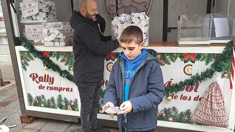 Mano inocente para los sorteos de la C&aacute;mara de Comercio