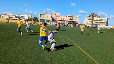 Encuentro entre el filial de la AD Ceuta FC y la UD Tomares. Foto: Rub&eacute;n B&aacute;ez