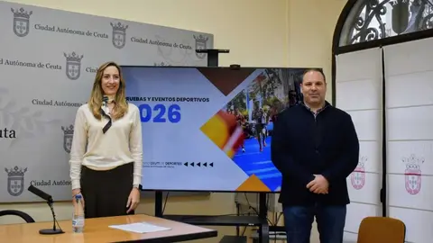 Araceli Garc&iacute;a y Sergio Aguilera presentan el calendario deportivo de Ceuta de 2026. Foto: Rafa B&aacute;ez