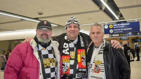 La afici&oacute;n de la AD Ceuta FC rumbo a M&aacute;laga. Foto: Rafa B&aacute;ez