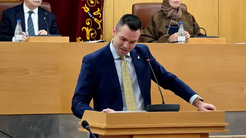 Carlos Verdejo ha arremetido desde el atril contra los grupos pol&iacute;ticos y sus presupuestos / Laura Ortiz
